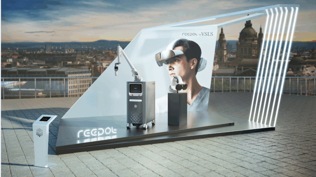 リポットレーザー機器(Reepol社)展示ブースの様子。都市背景の屋外設置で、施術中の医師の様子が視覚的に紹介されている。